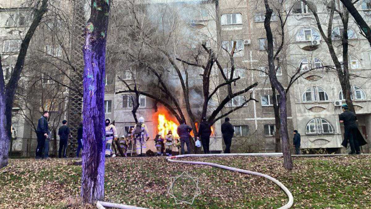 Ребёнка спасли из горящей квартиры в Алматы