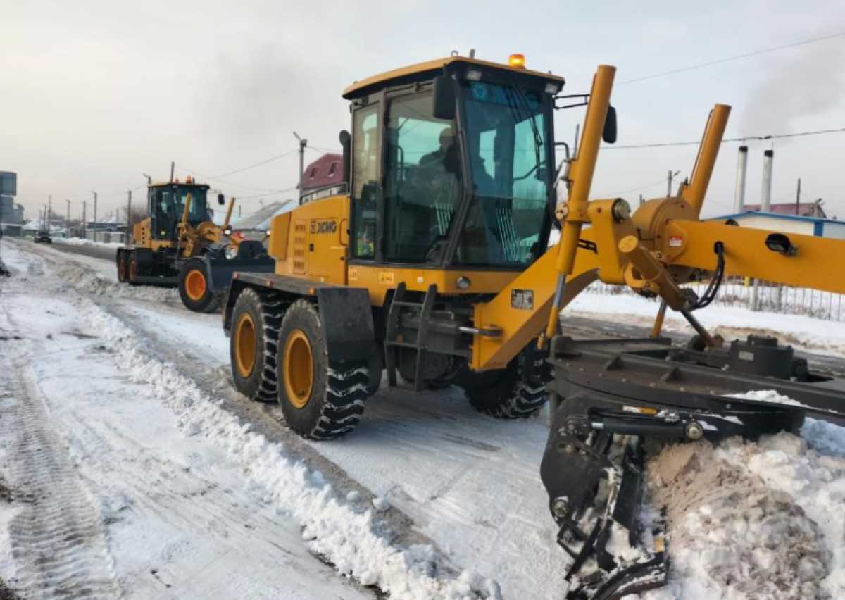 Около 2700 дорожных рабочих и более 1300 единиц спецтехники вышли на уборку снега и наледи в Астане