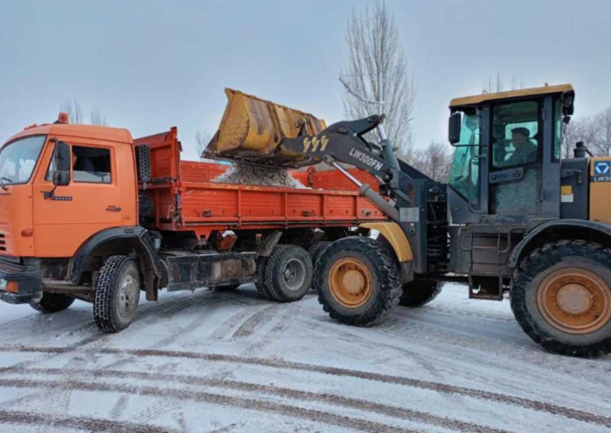 Около 2700 дорожных рабочих вышли на уборку снега в Астане