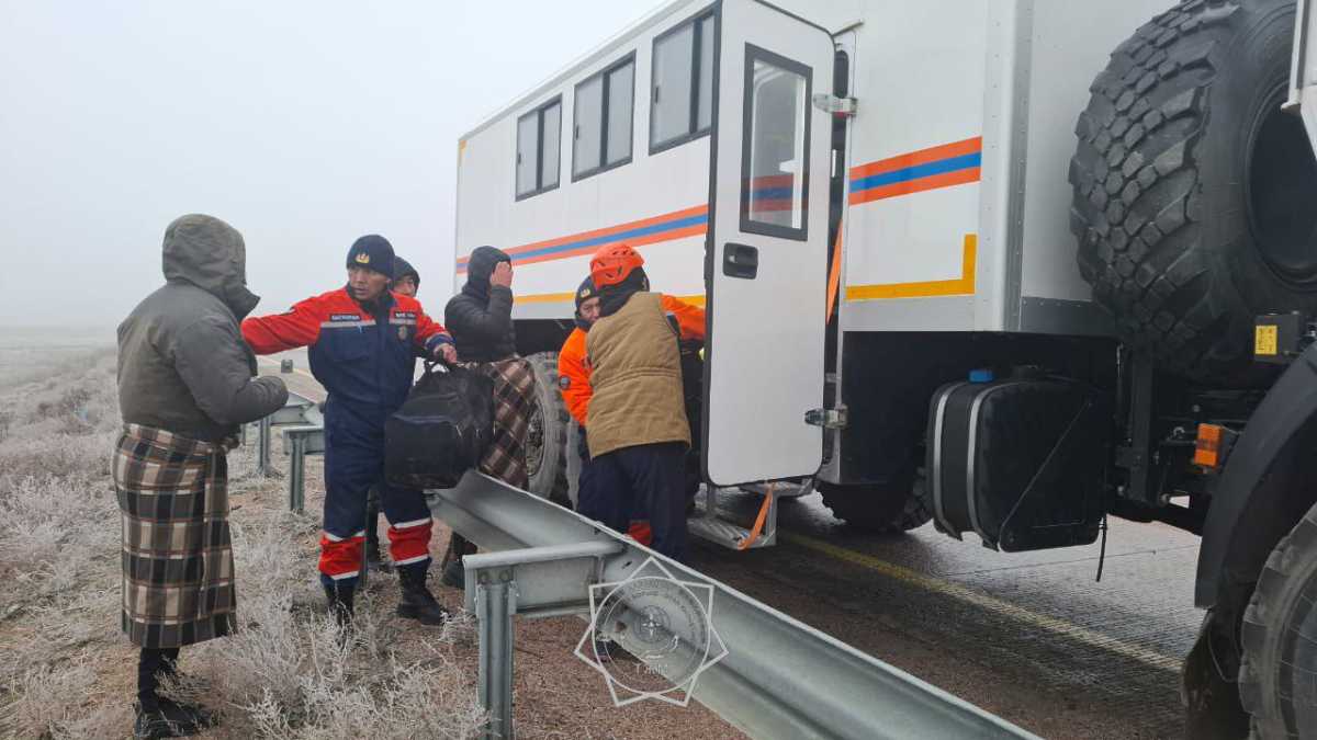 Автобус с людьми перевернулся на трассе в Жамбылской области