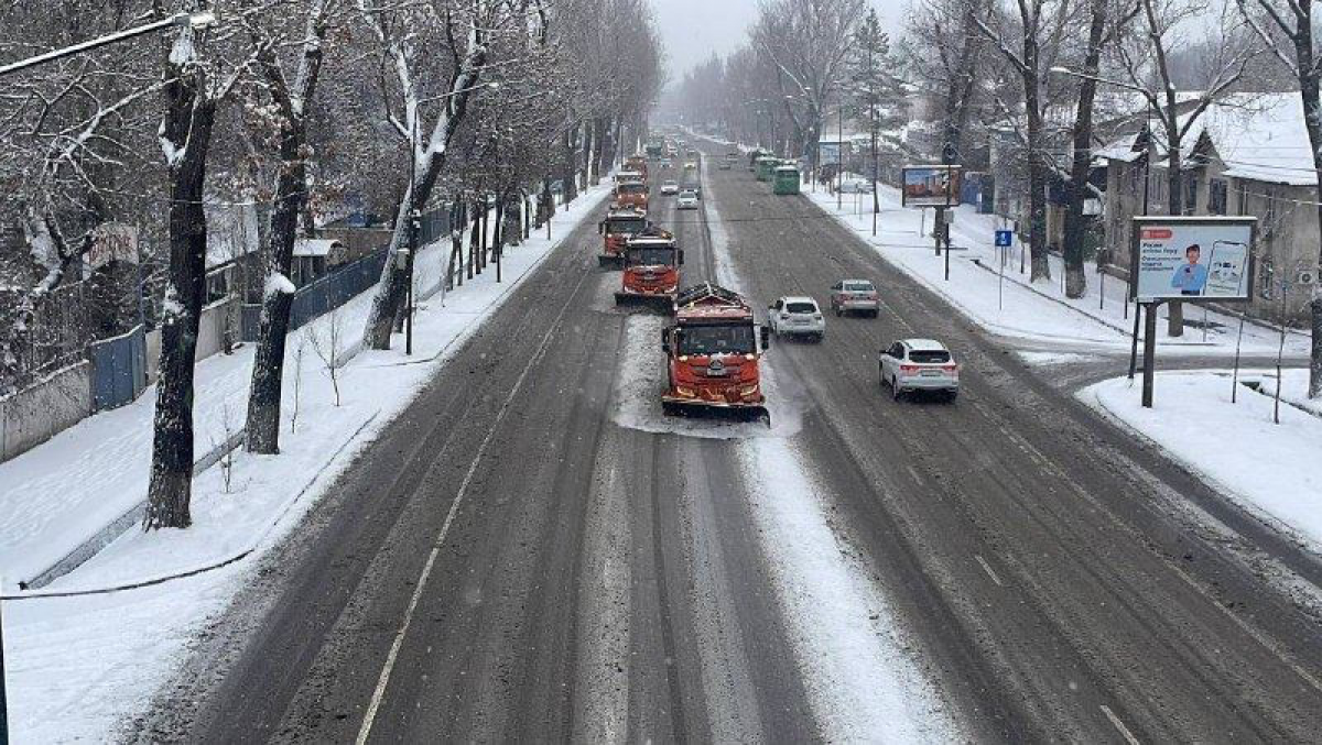 Коммунальные службы работают в усиленном режиме из-за снегопада в Алматы