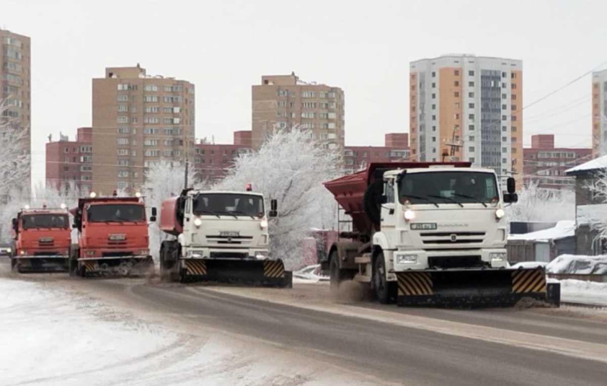 Более 2700 дорожных рабочих вышли в дневную смену на уборку снега в Астане