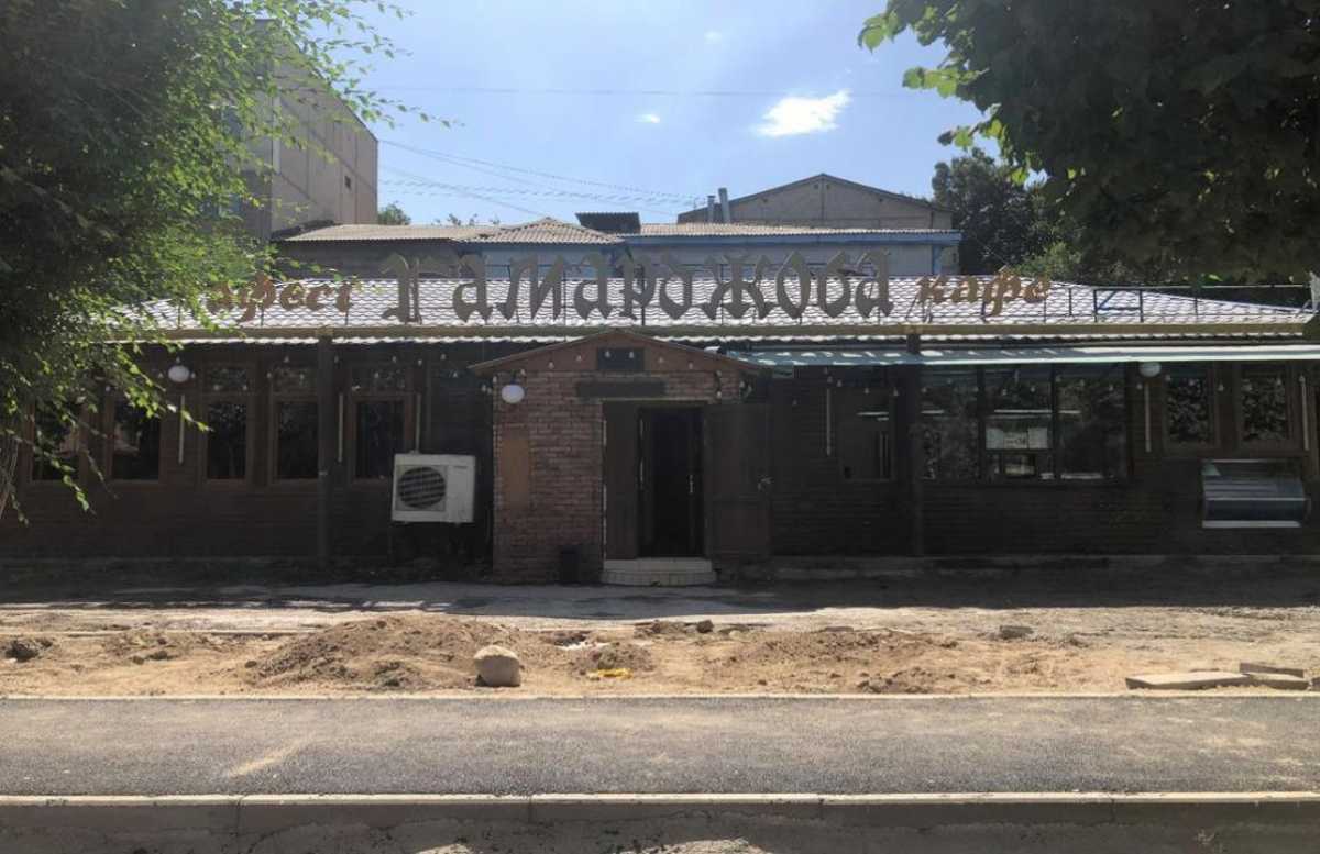 В Алматы приступили к сносу очередного незаконного кафе