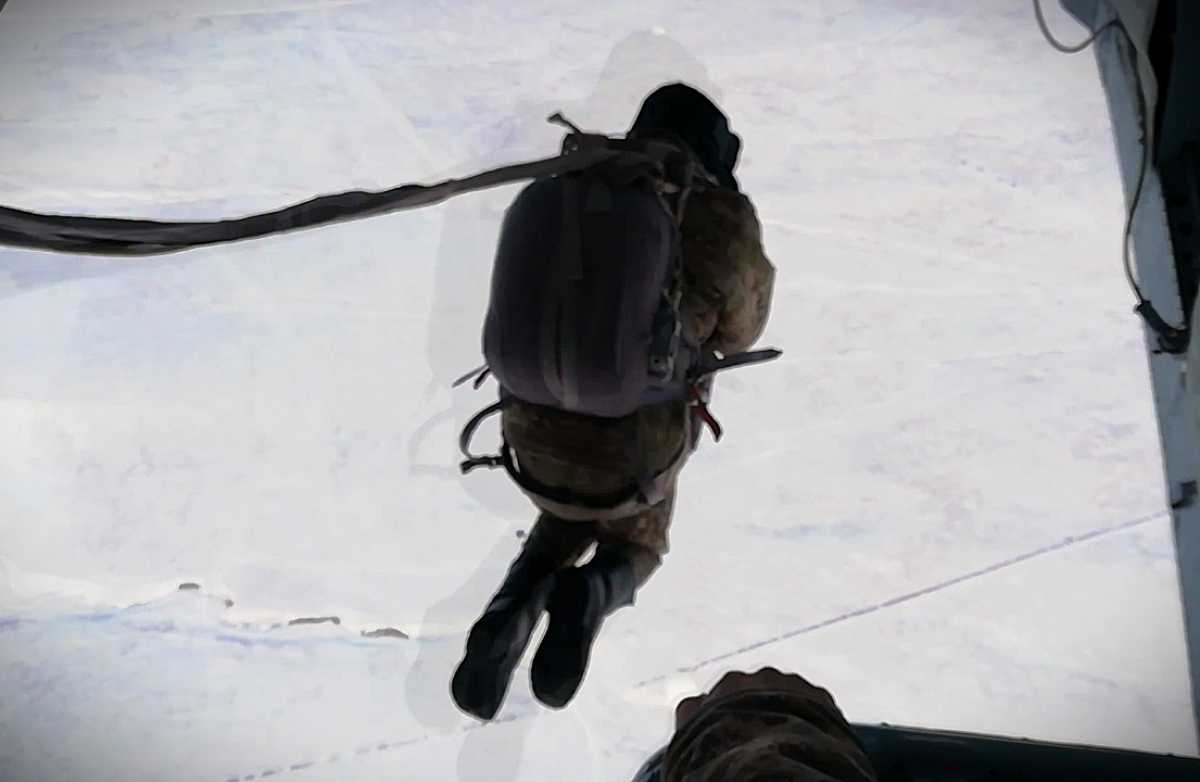 Первые прыжки с парашютом выполнили солдаты срочной службы