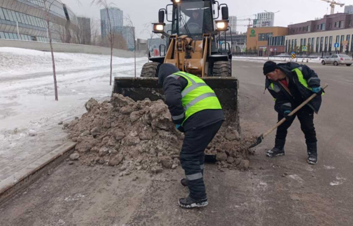 Более 2600 дорожных рабочих задействованы в снегоуборочных работах в Астане