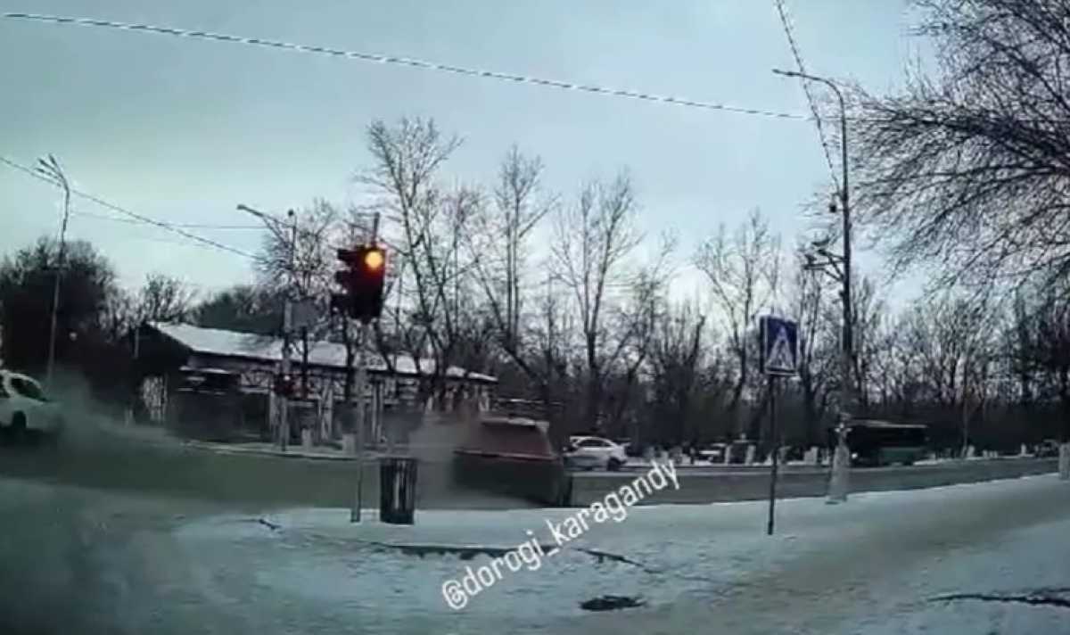 Момент серьёзного ДТП попал на видео в Караганде