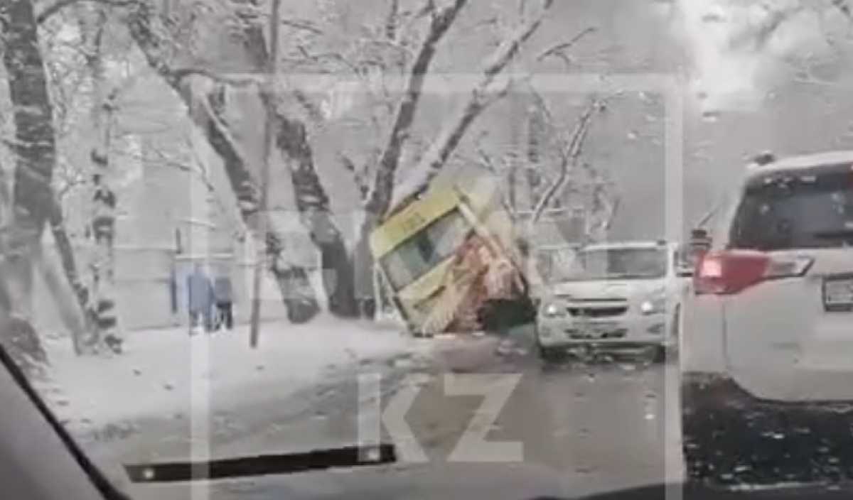 Машина скорой помощи попала в арык в результате ДТП в Алматы