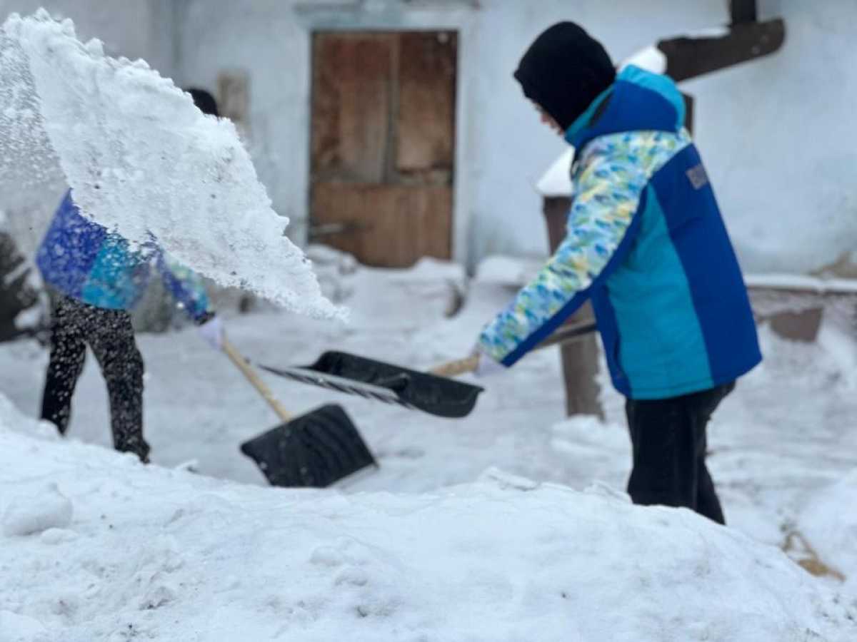 «Таза Казахстан»: волонтеры убрали снег во дворе дома престарелых