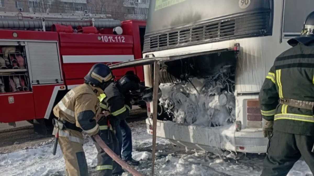 Пассажирский автобус загорелся в Уральске