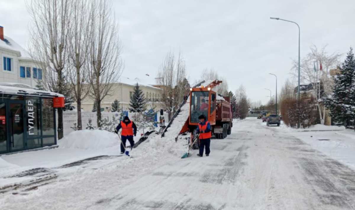 Более 2600 дорожных рабочих вышли на снегоуборочные работы в Астане