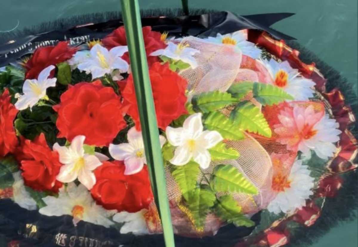 В Каспийское море спустили венки в память о жертвах авиакатастрофы в Актау