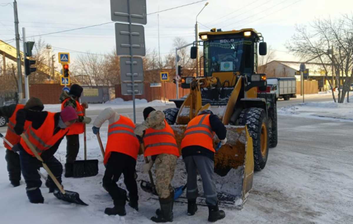 В Астане более 2600 дорожных рабочих задействованы в снегоуборочных работах