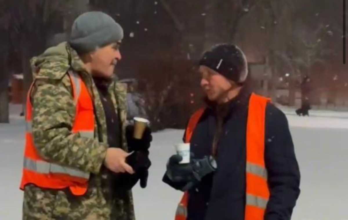 Шоколадом и баурсаками в честь праздника угощали на улице жителей Астаны