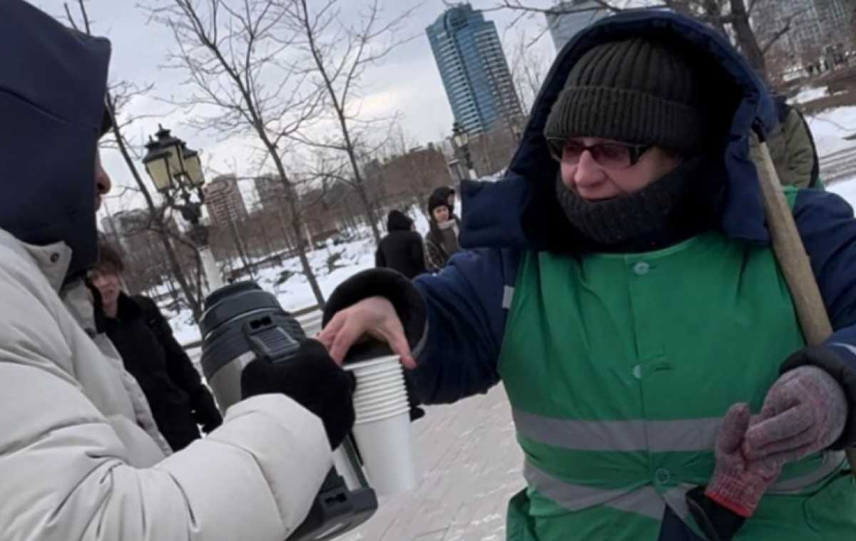 Угостили чаем и помогли в уборке: спортсмены провели акцию в поддержку коммунальщиков в Астане