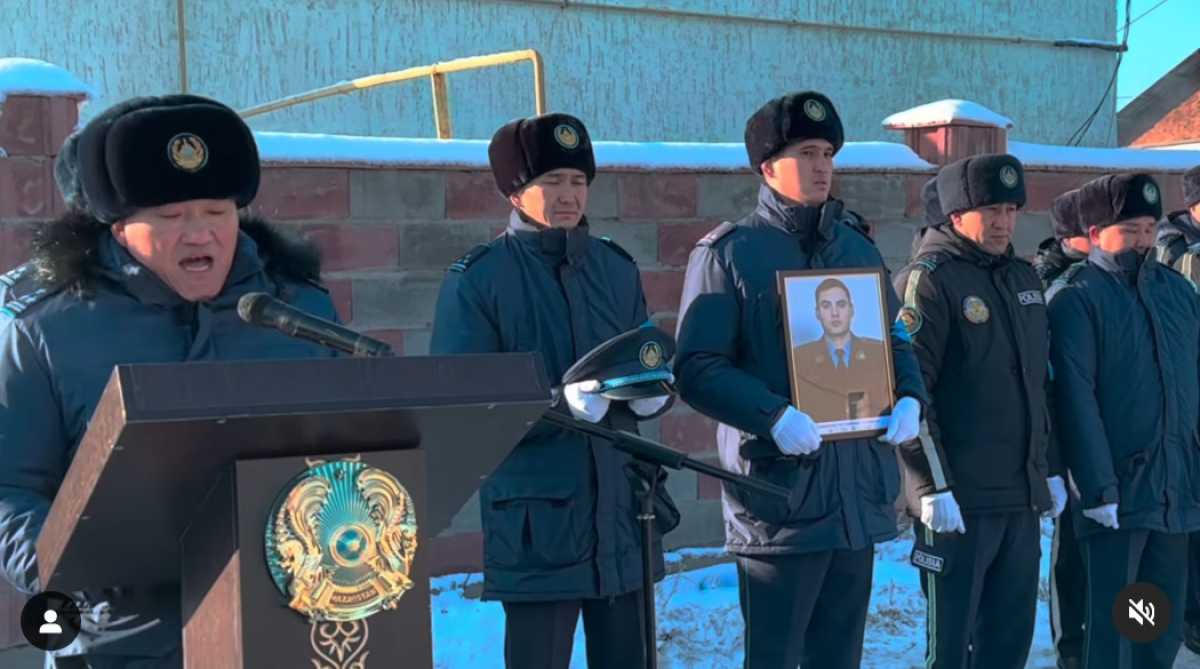 Сбитого на трассе полицейского похоронили в Алматинской области