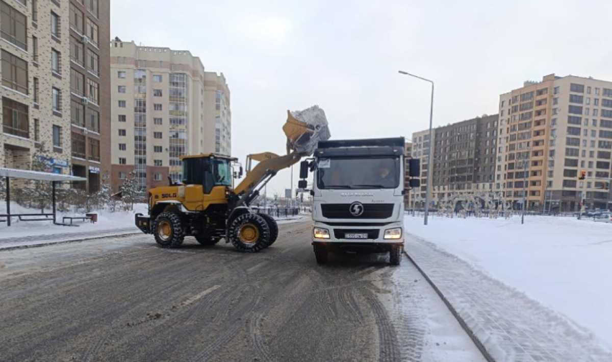 Свыше 1600 спецтехники и 2600 дорожных рабочих вышли на уборку снега в Астане