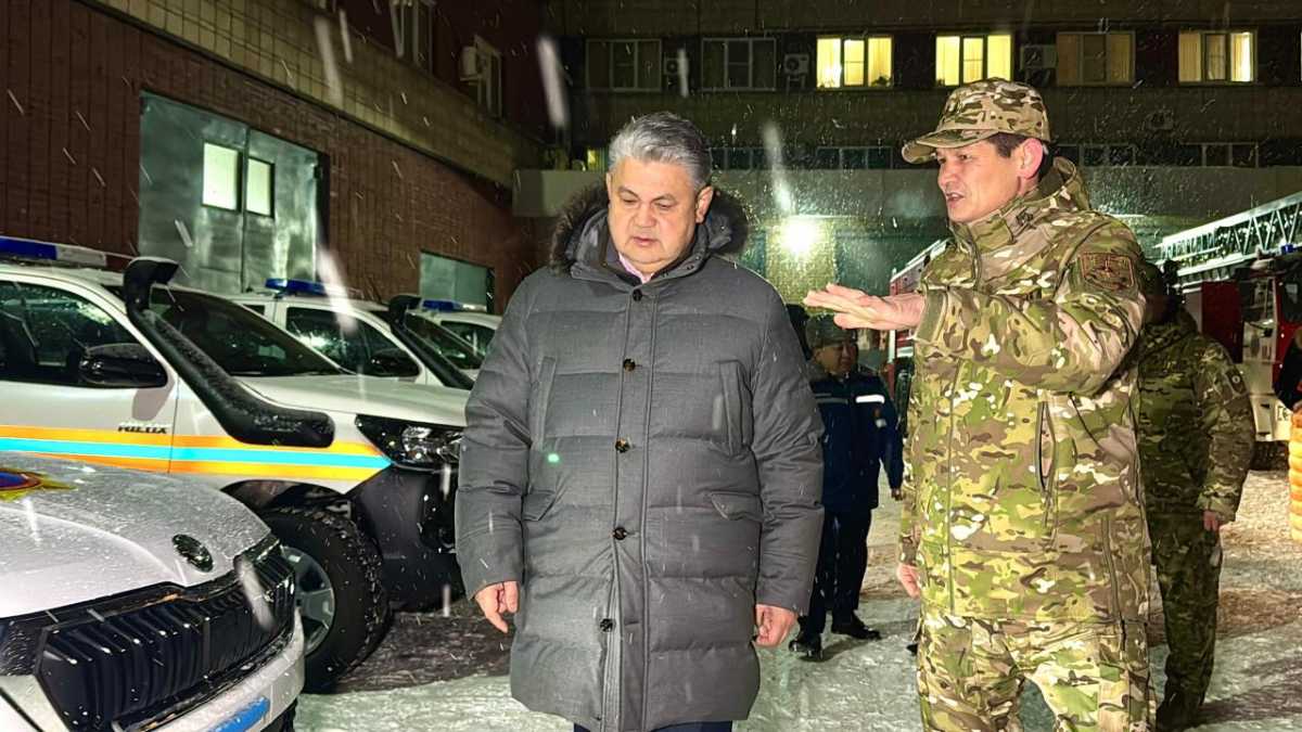 В новогоднюю ночь аким ВКО, Ермек Кошербаев посетил Департамент по чрезвычайным ситуациям ВКО