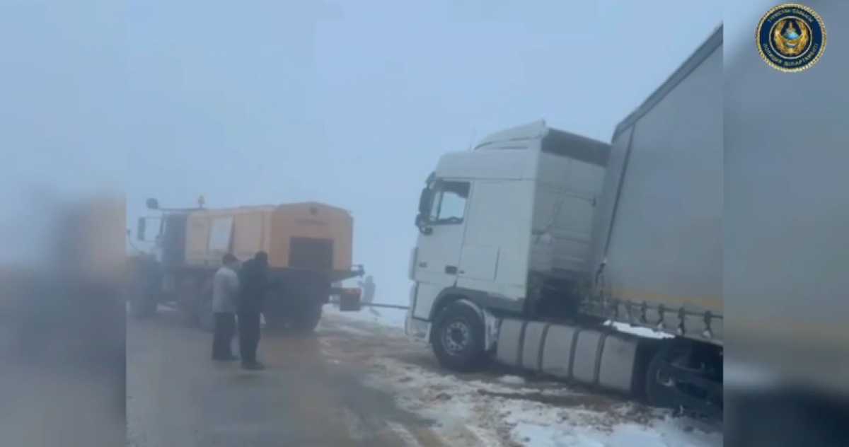 Полицейские помогли водителям 60 автомашинам, застрявшим в буран на дороге в Туркестанской области