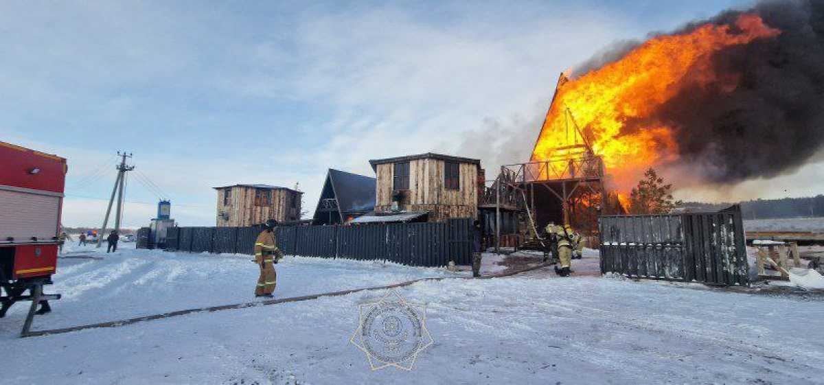 Пожар в дачном кооперативе в Акмолинской области: спасатели не допустили распространение огня