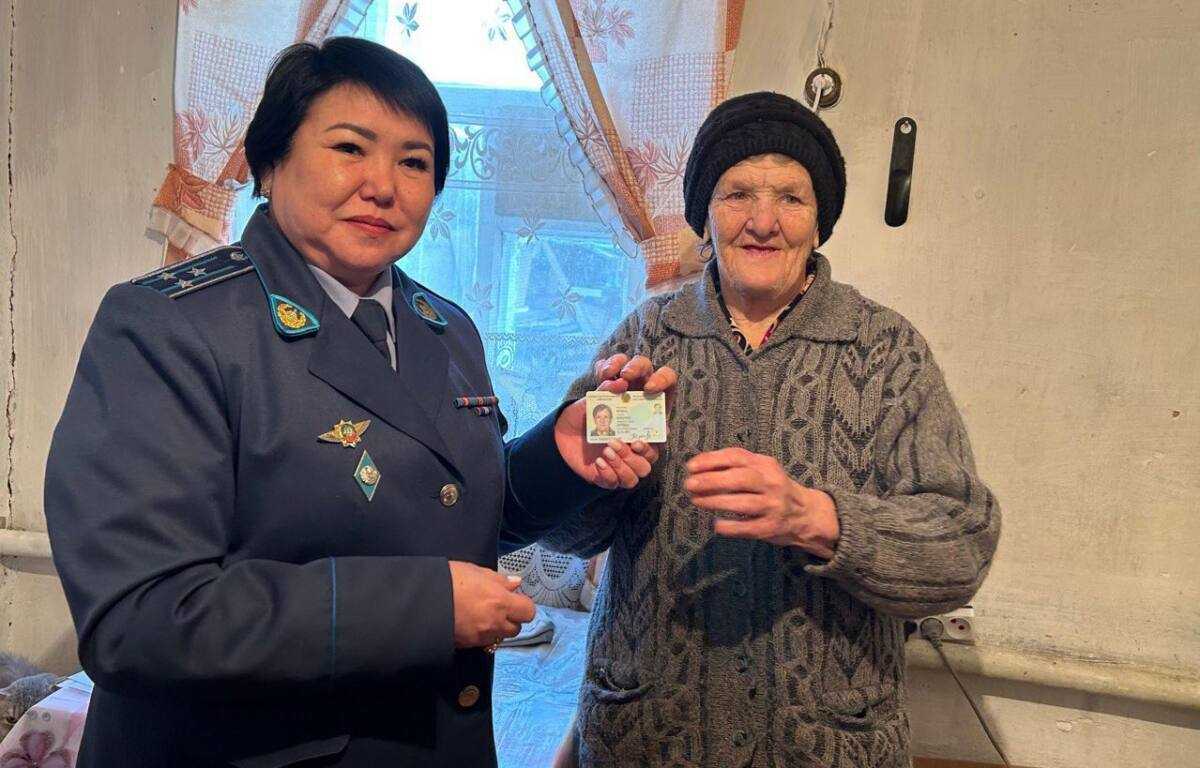 Первое удостоверение личности вручили 71-летней жительнице Актобе