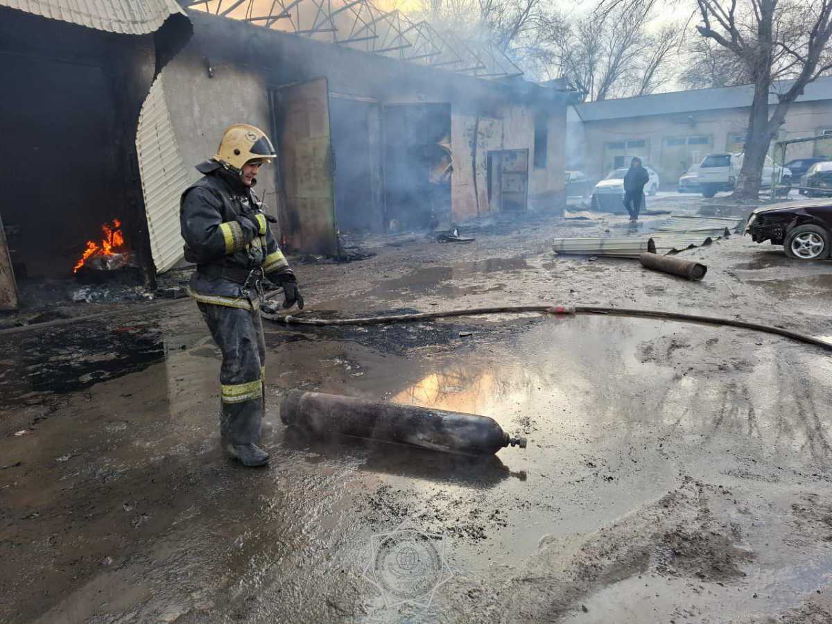 Взрыв на СТО предотвратили пожарные в Жамбылской области