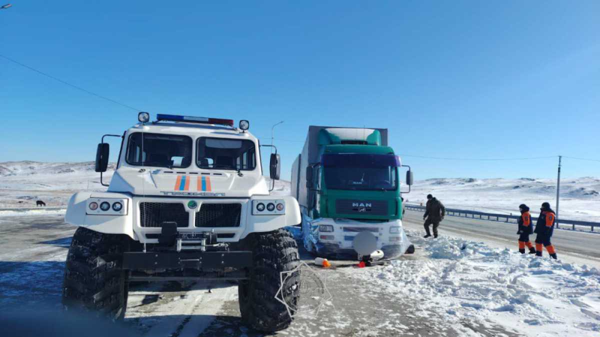 Провел пять суток на дороге: спасатели помогли водителю фуры на Кордайском перевале