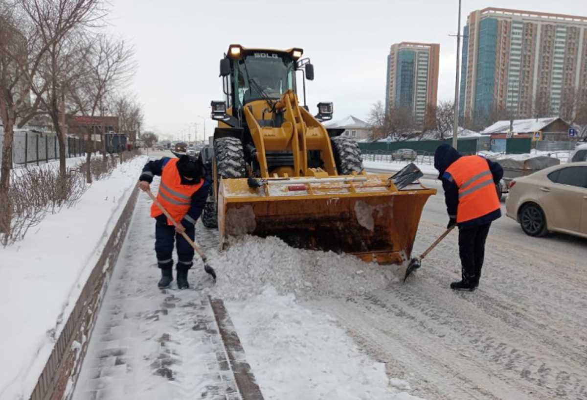 Свыше 2600 дорожных рабочих заняты в снегоуборке в Астане