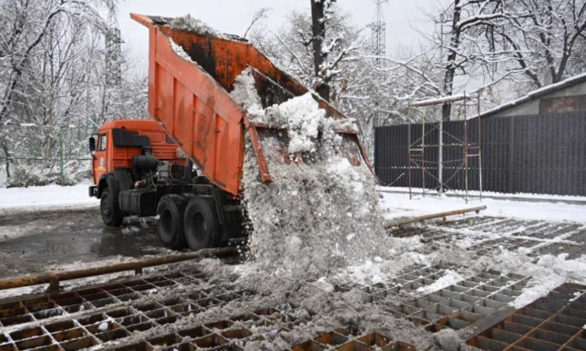 В Алматы заработал первый снегоплавильный пункт