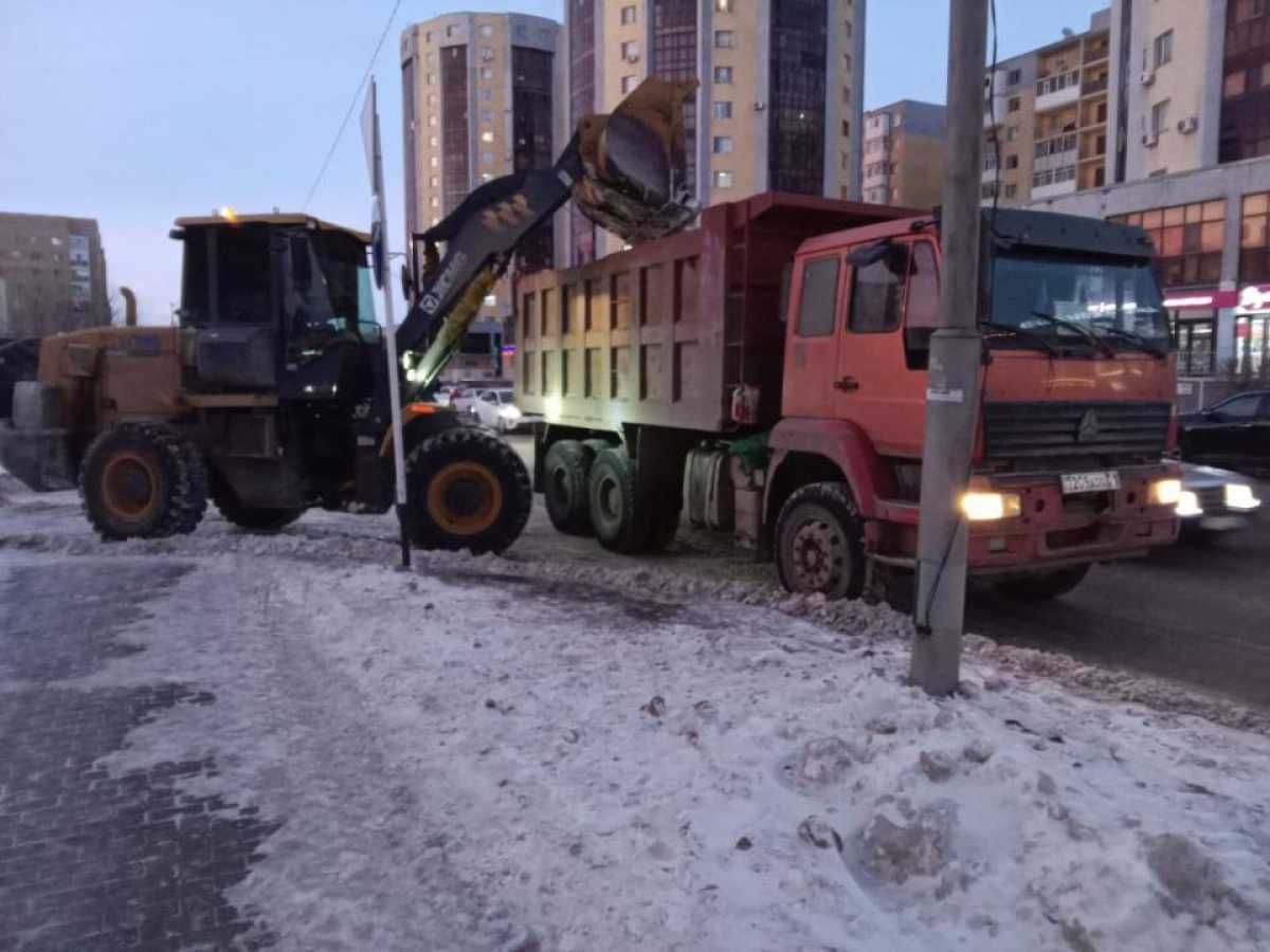 Более 1300 единиц спецтехники вышли ночью на уборку снега в Астане