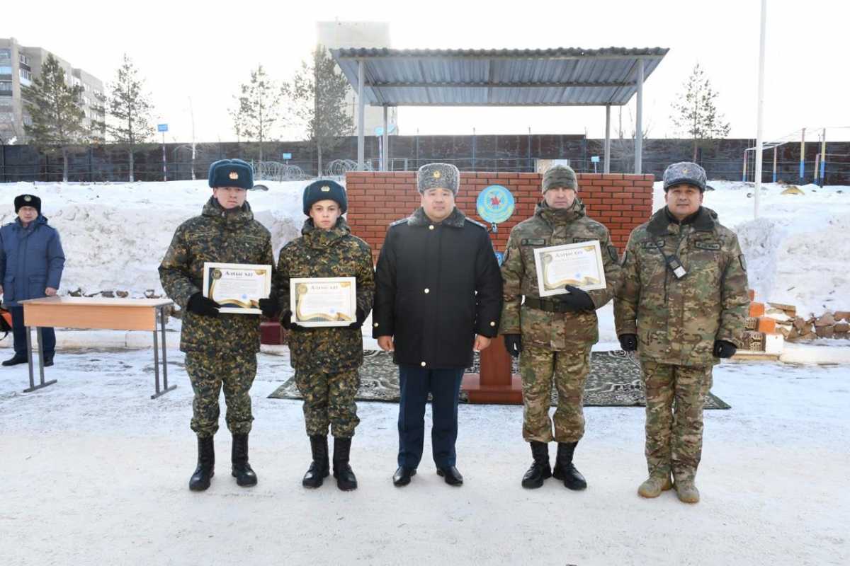 Военнослужащих, задержавших подозреваемого в убийстве, поощрили в Кокшетау