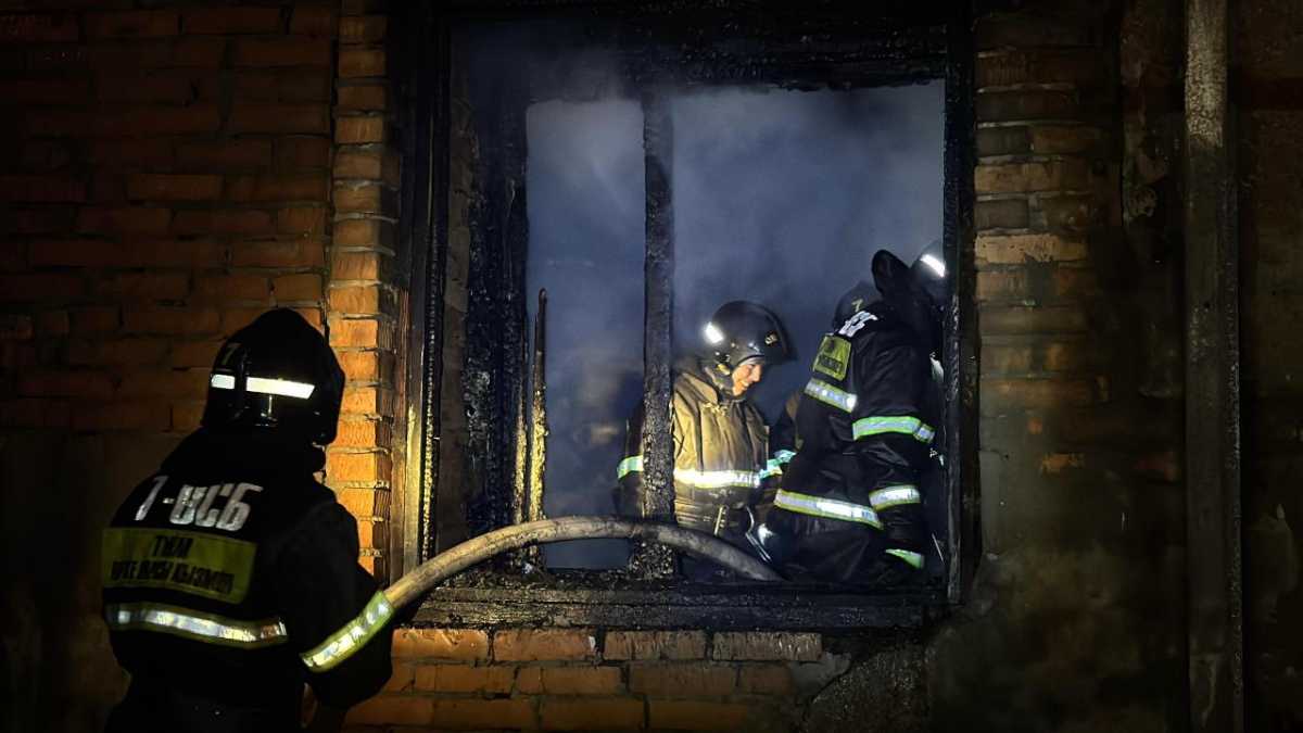 В Усть-Каменогорске огнеборцы уберегли от огня имущество предпринимателей