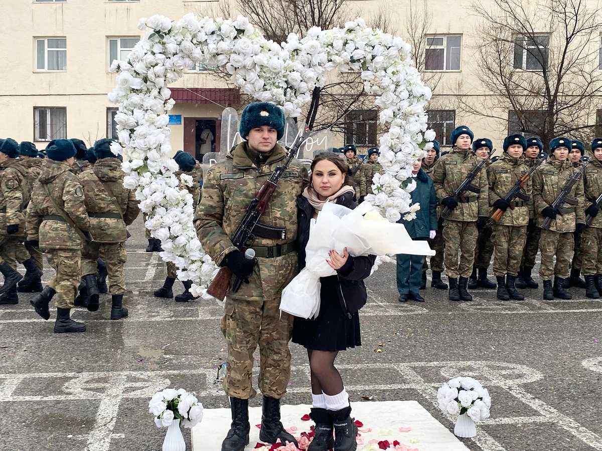 «Да» на плацу: гвардеец из Шымкента сделал предложение во время присяги