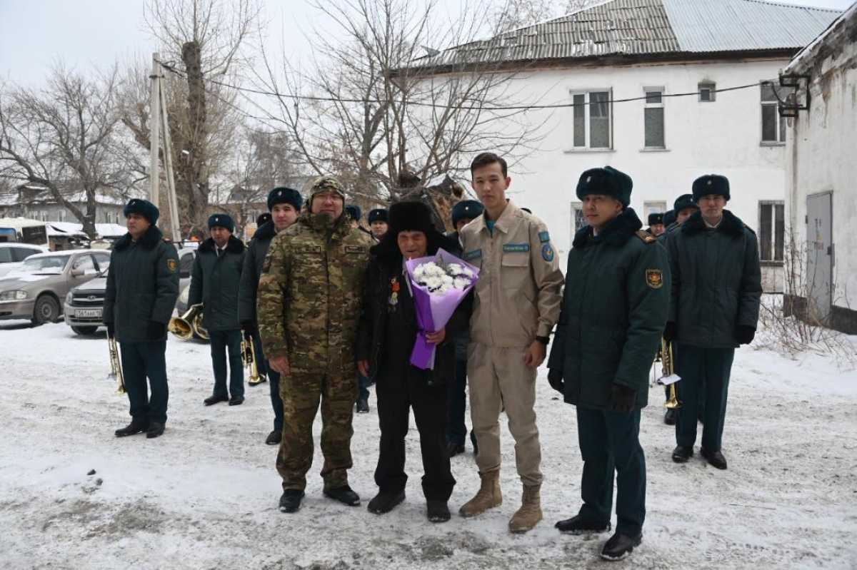 В Семее военнослужащие поздравили ветерана ВОВ с 99-летием