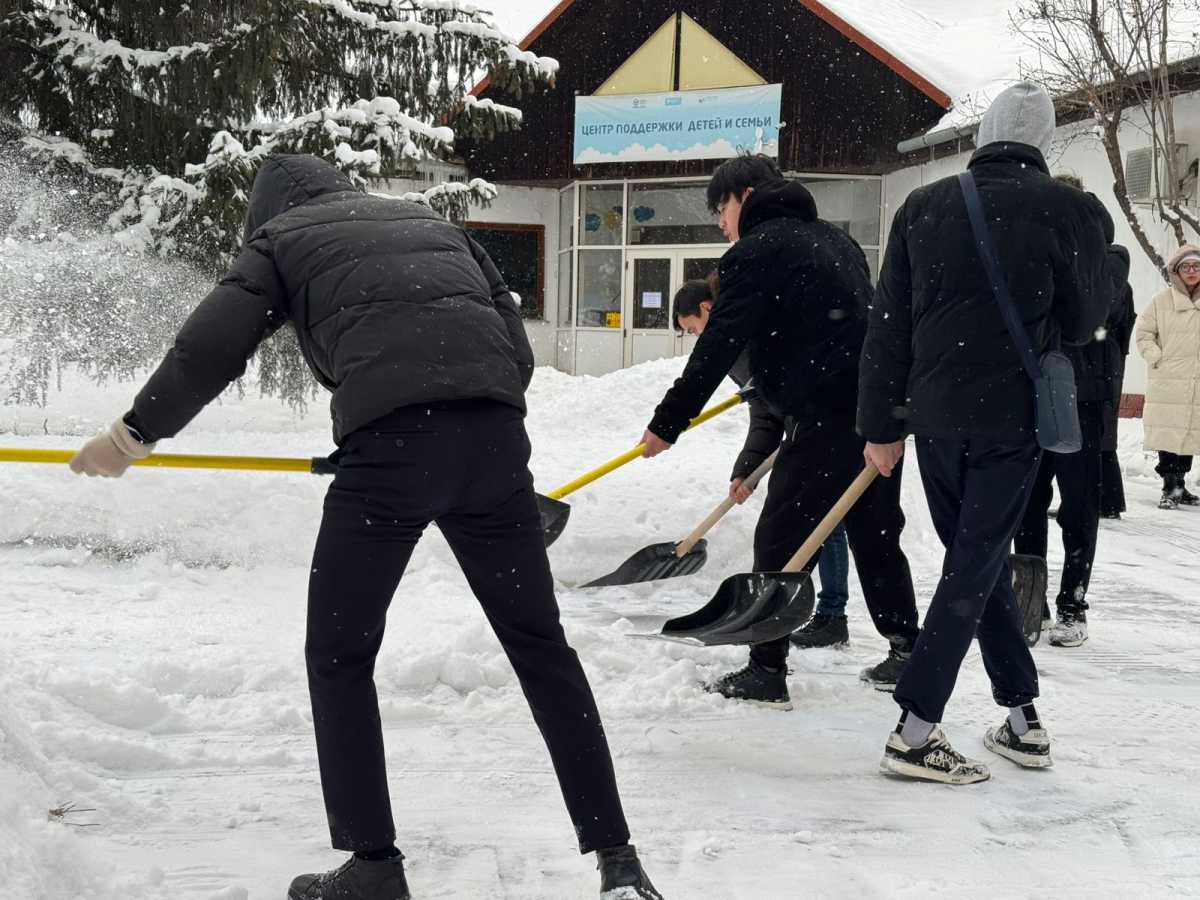 Волонтеры Алматы начали год с добрых дел