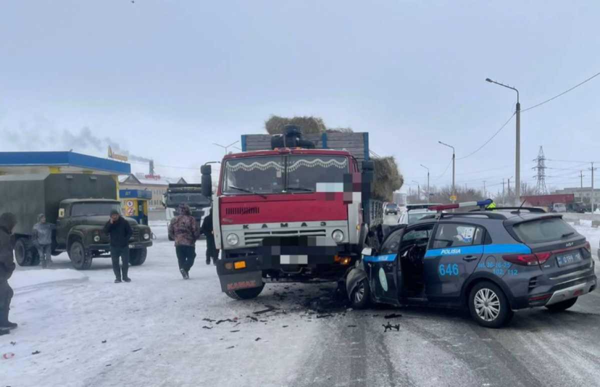 Полицейское авто попало под КамАЗ в Семее: экипаж следовал на срочный вызов