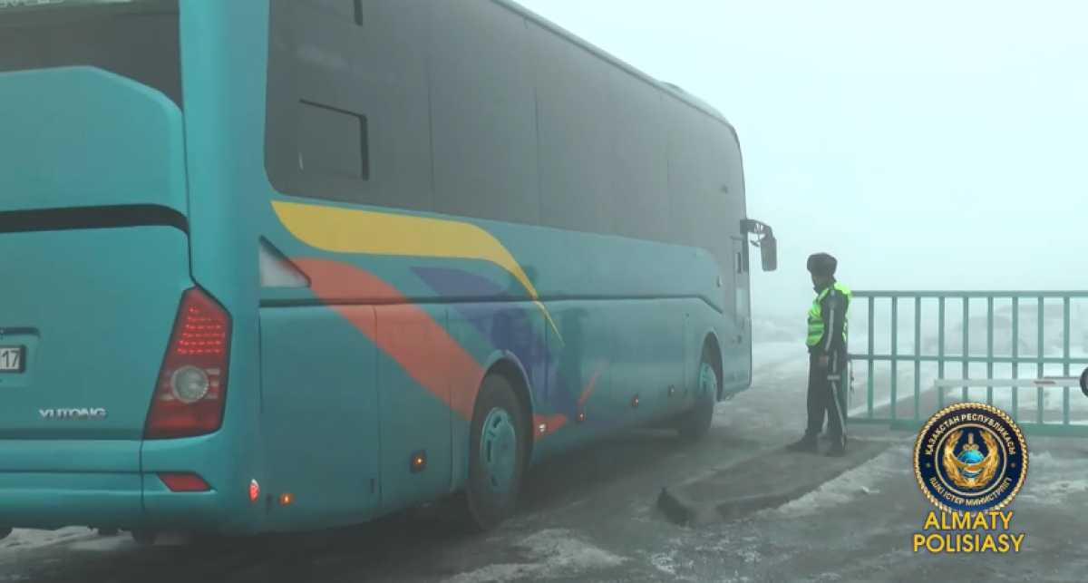 Незаконно переоборудованные автобусы водворили на штрафстоянку в Алматы