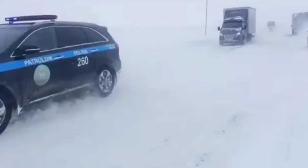 Около тысячи автомобилей сопроводили полицейские из-за непогоды в Актюбинской области