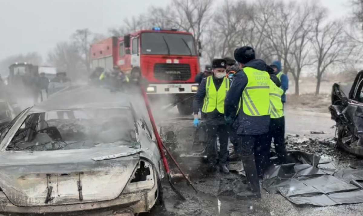 Четыре человека погибли в жутком ДТП на трассе в Алматинской области