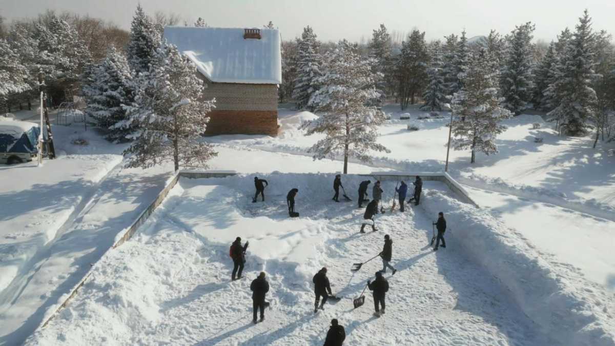 Спасатели помогают бороться с последствиями снегопада