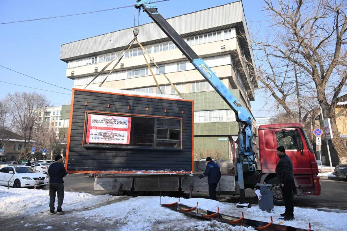 В Алматы продолжается демонтаж незаконных торговых точек