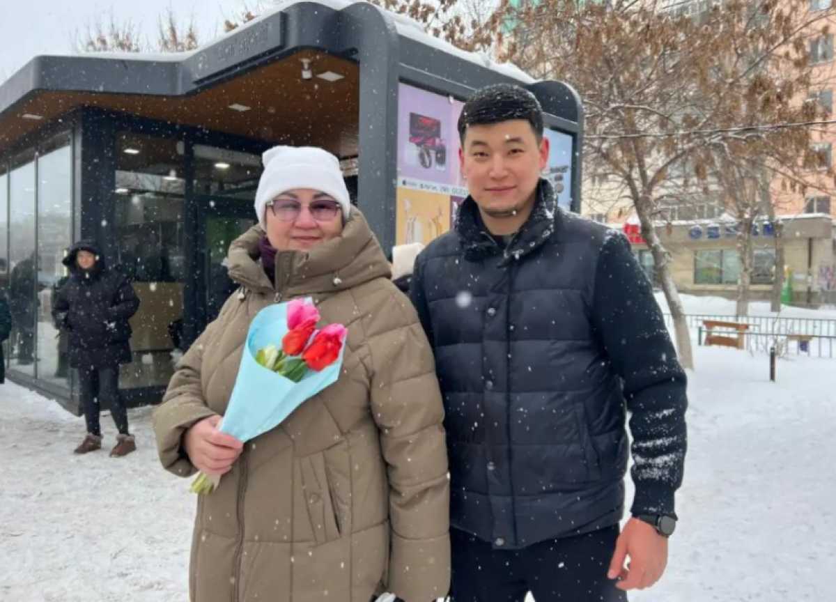 Жительницам Астаны раздали цветы в преддверии 8 марта