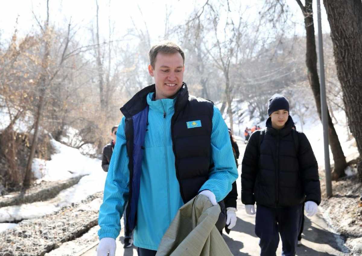 Чистый город – общее дело: алматинцы вышли на уборку Терренкура
