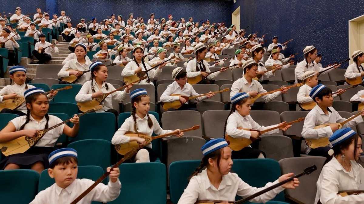 300 юных музыкантов исполнили легендарные кюи в Астане - видео