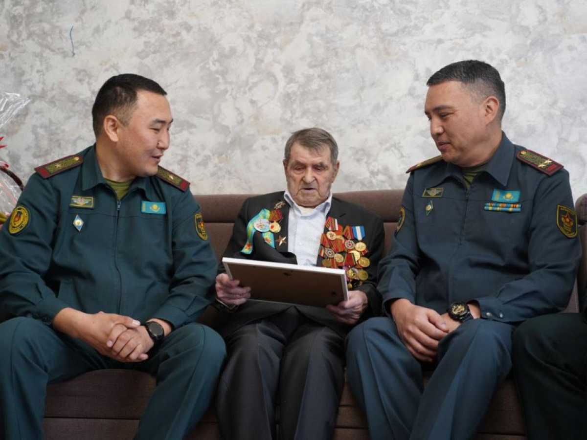 В Алматы военнослужащие поздравили ветерана войны Василия Зинченко с 101-ым днем рождения