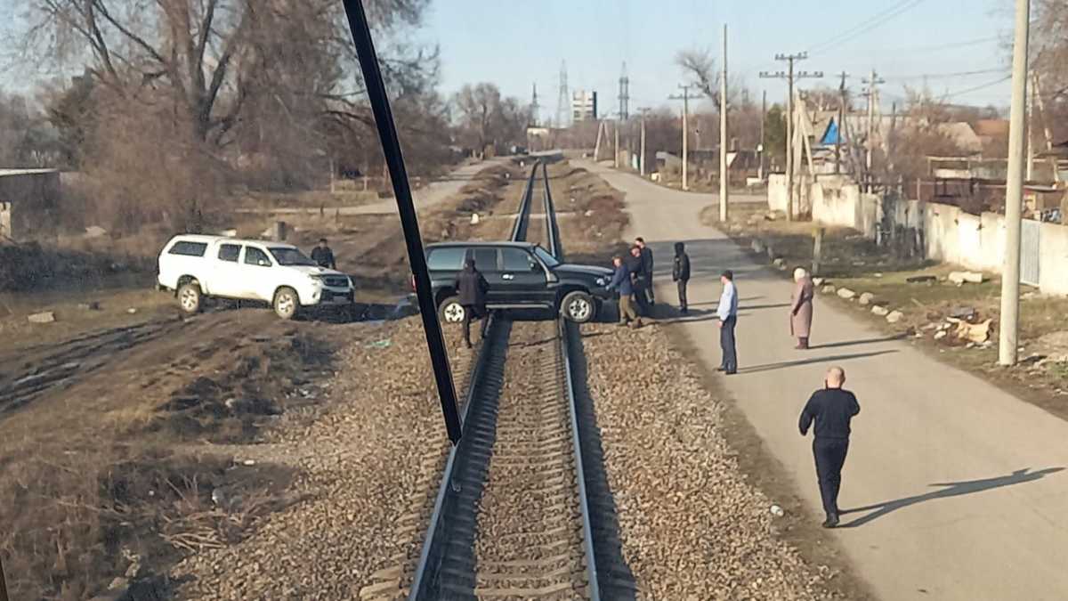 Автомобиль преградил путь пассажирскому поезду на перегоне Медеу–Жетысу