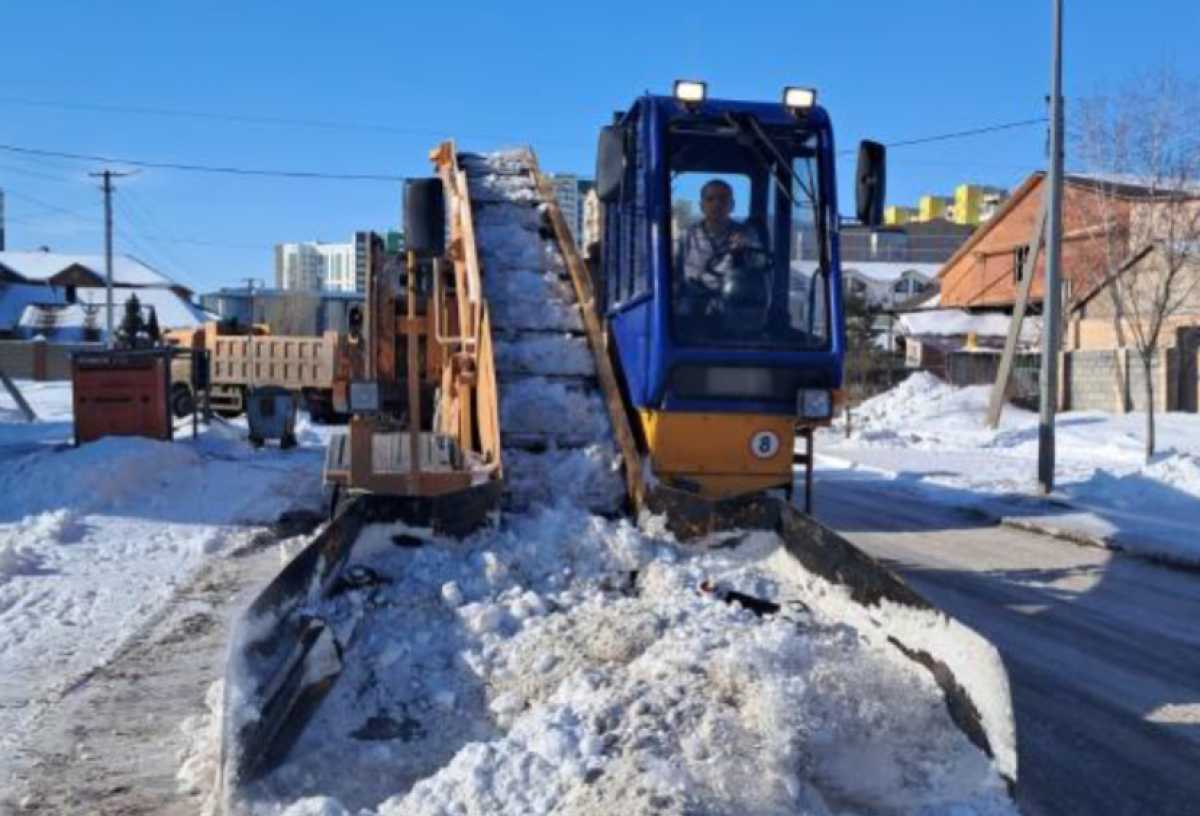 Более 55 тысяч кубометров снега вывезли за ночь из Астаны