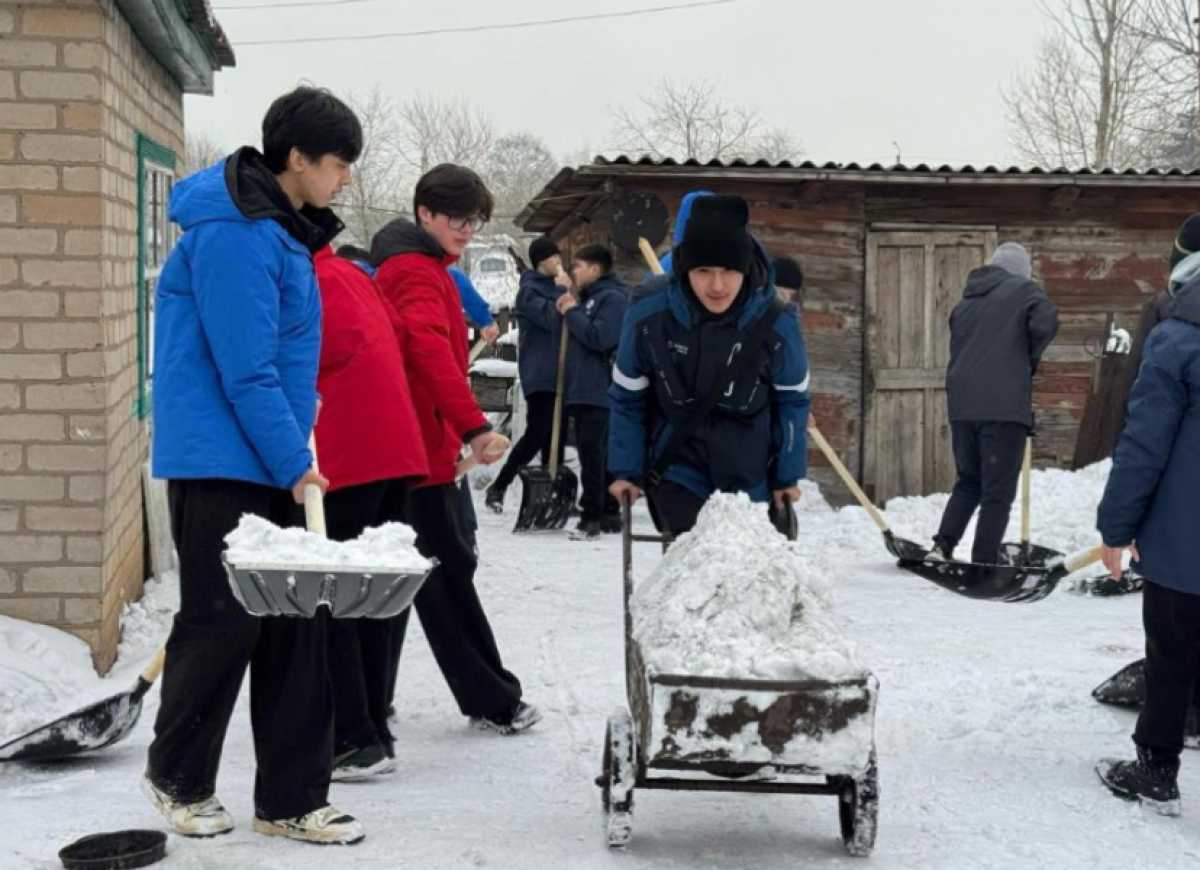 Больше 100 волонтёров вышли на уборку снега в Астане