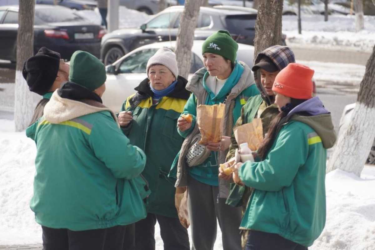 Қайырымдылық күні: столичных коммунальщиков угостили Наурыз коже и баурсаками