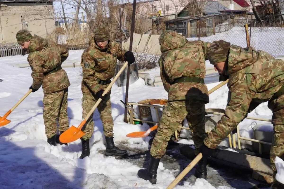 День обновления: военнослужащие очистили от снега дворы ветеранов и пенсионеров в Астане