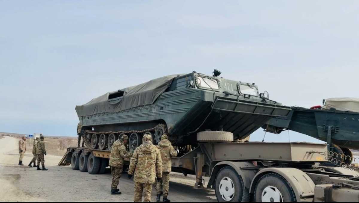 Военные инженеры наладили временную переправу на реке Уил в Актюбинской области